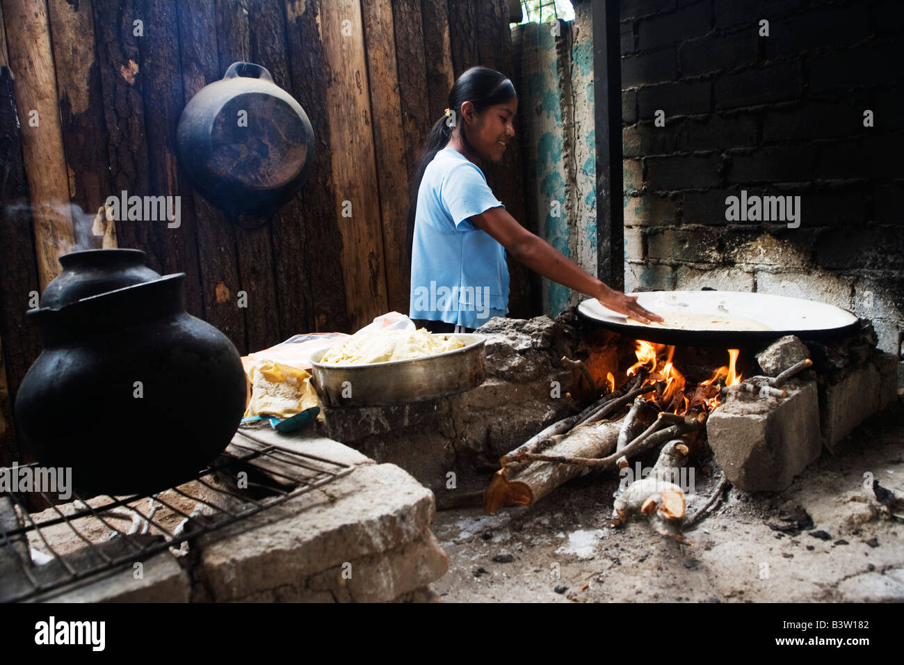 Mexikanische indigene Frau kochen Fleisch am offenen Feuer in Etla, Bundesstaat Oaxaca, Mexico Stockfoto