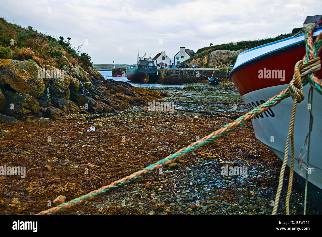 Ruhiger Hafen bei Ebbe Ile de Ouessant Brittany France Stockfoto