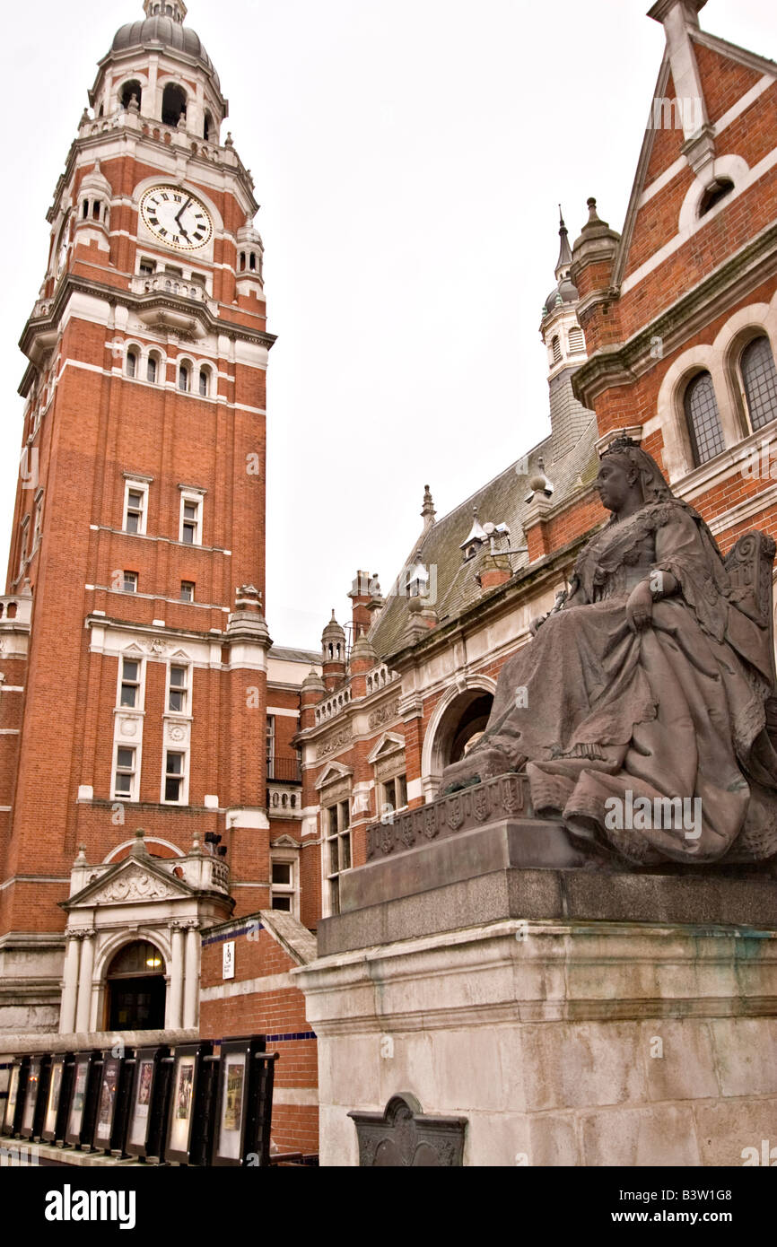 Clock Tower mit der Statue der Königin Victoria in den Vordergrund, Croydon, London, Großbritannien Stockfoto