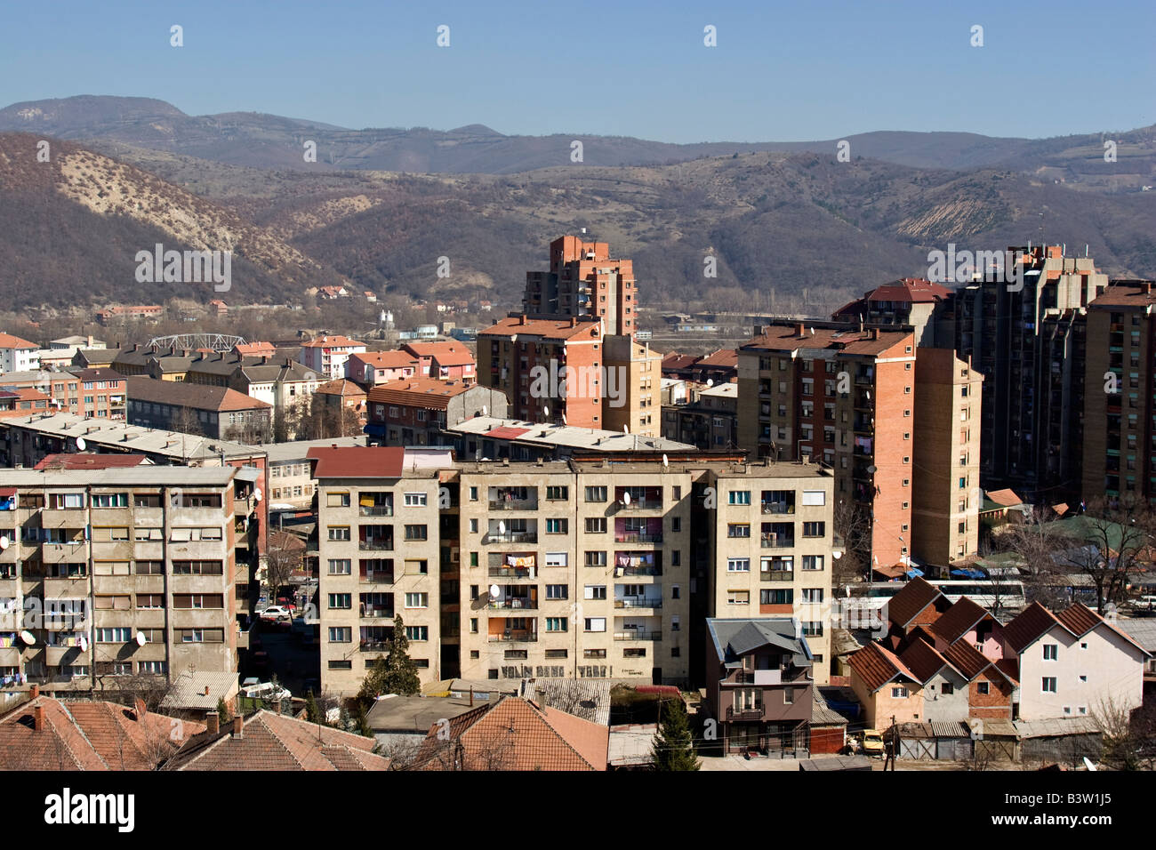 Ein Blick über serbische Sied Ethnicaly Divaded Stadt von Kosovska Mitrovica, Kosovo Stockfoto