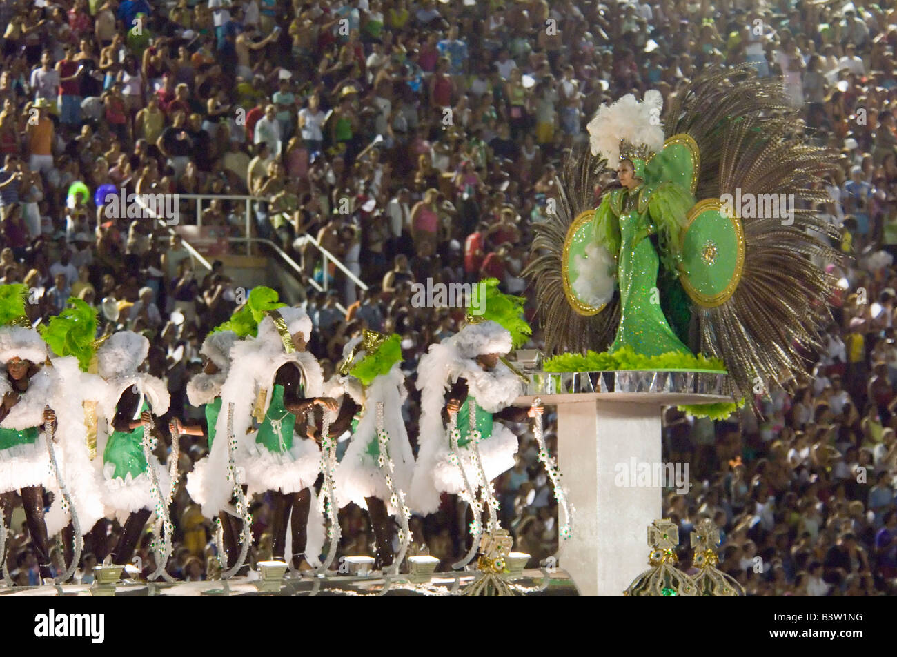 Eine Nahaufnahme der Samba Schule Teilnehmer beim Karneval in Rio Sambadrome. Stockfoto