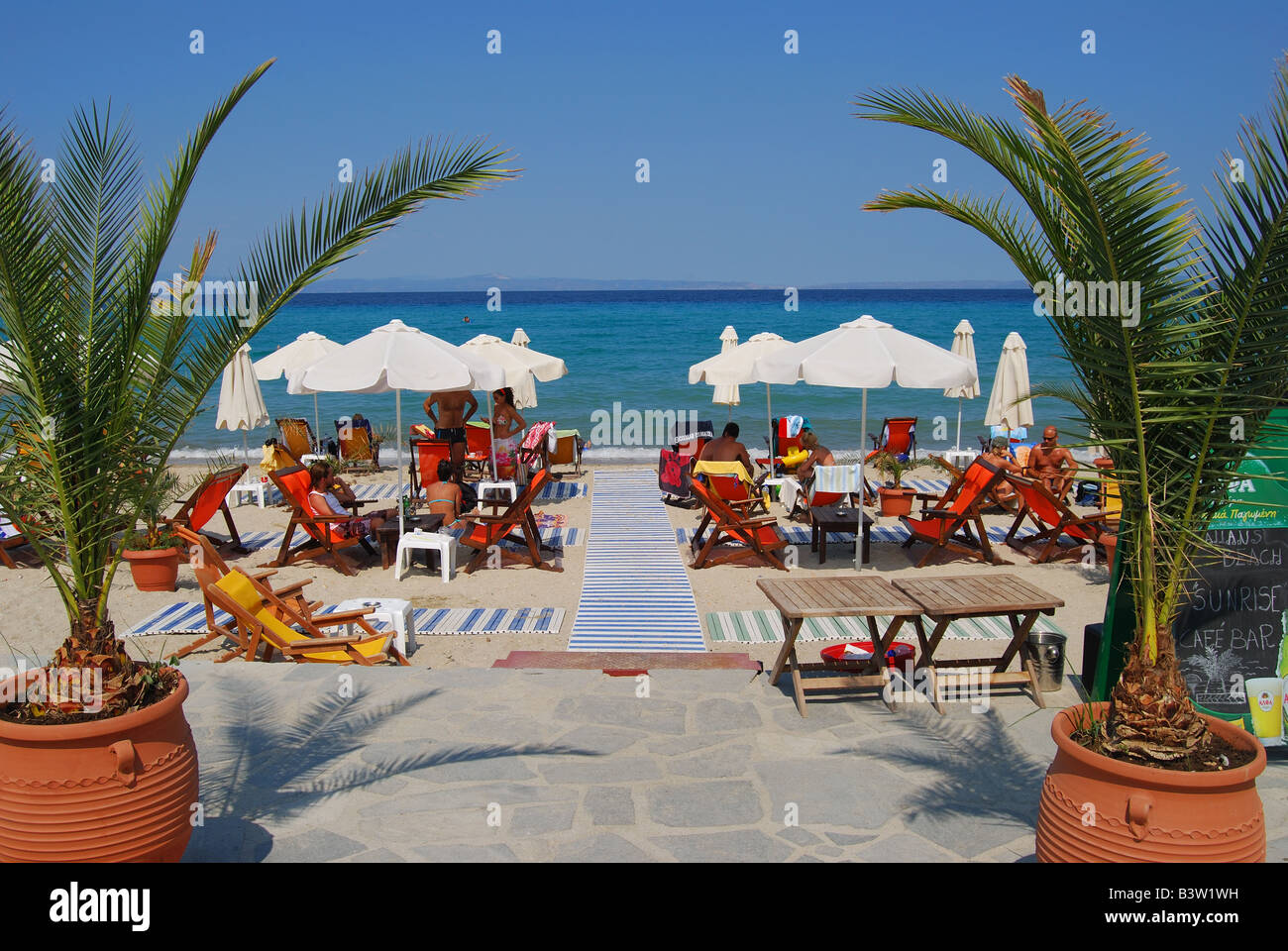 Strand und Promenade anzeigen, Kassandra, Halbinsel Kassandra, Chalkidiki, Zentralmakedonien, Griechenland Stockfoto