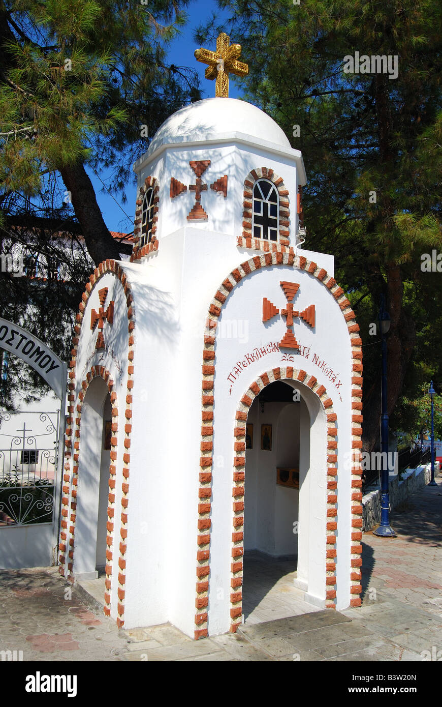 Kapelle am Straßenrand, Hanoiti, Halbinsel Kassandra, Chalkidiki, Zentralmakedonien, Griechenland Stockfoto