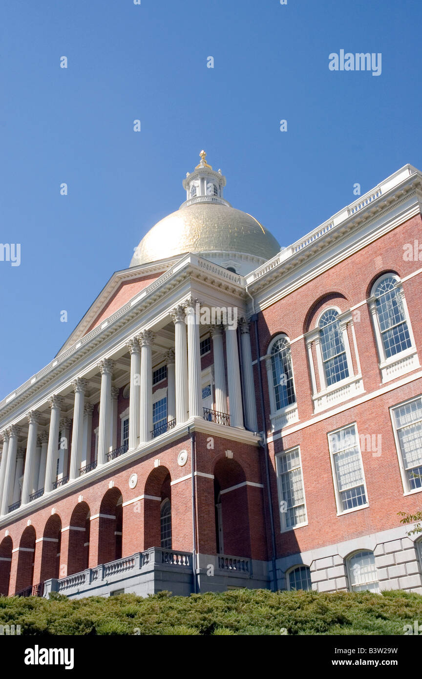 Nach oben auf das Massachusetts State House auf dem Beacon Hill in Boston Stockfoto