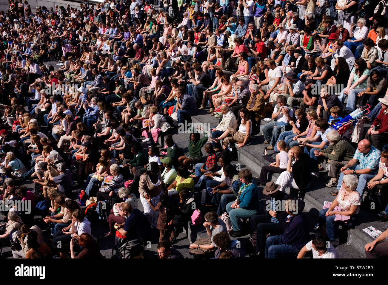 Publikum hört Lieder für Wateraid durch multinationale 1000 Chor bei der Scoop während der Londoner Thames Festival Stockfoto