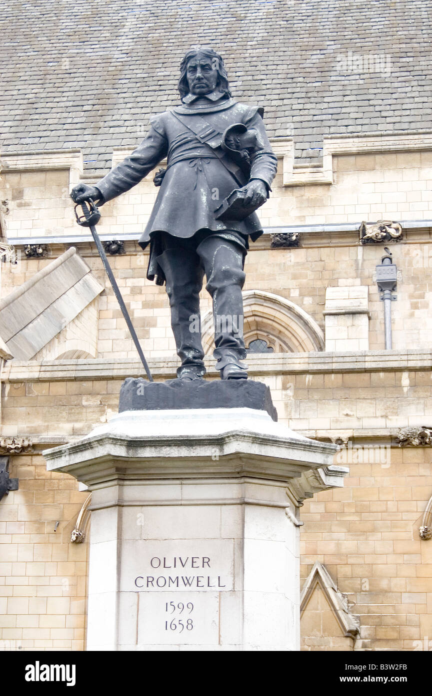 Statue des Lord Protector Oliver Cromwell 1599-1658 auf dem Gelände des Parlaments Westminster in London, England, UK Stockfoto
