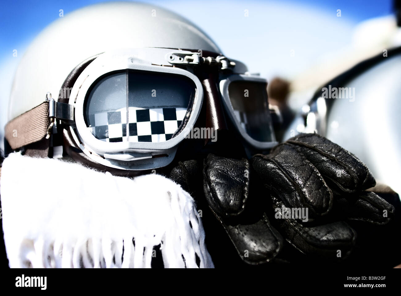 Vintage Retro-Motorrad-Helm, Schutzbrille, Handschuhe und Schal Stockfoto
