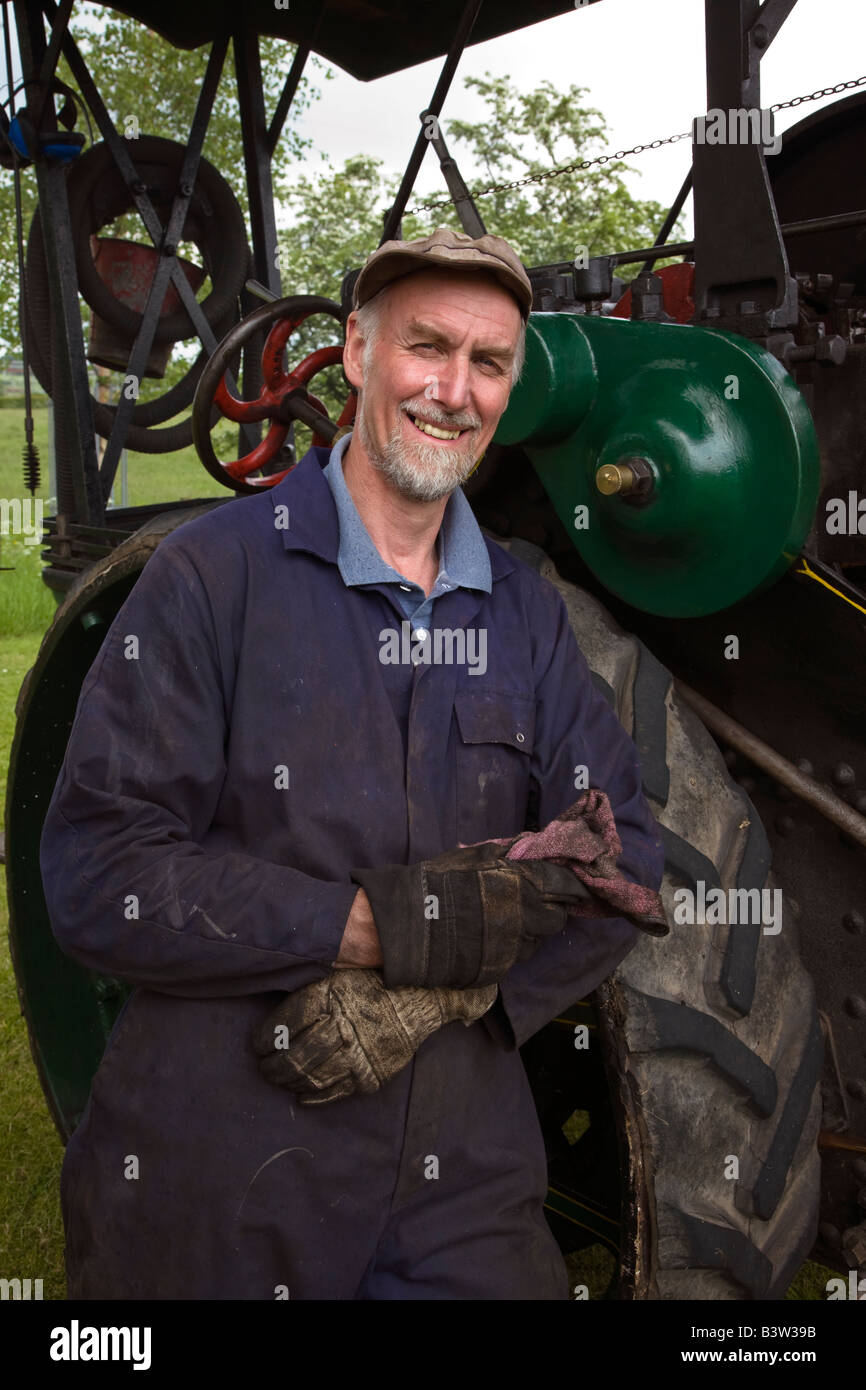 George Kerr-Ingenieur arbeitet an seinem 1936 Aveling Barford Dampf Traktor Typ AA keine 14181 Stockfoto