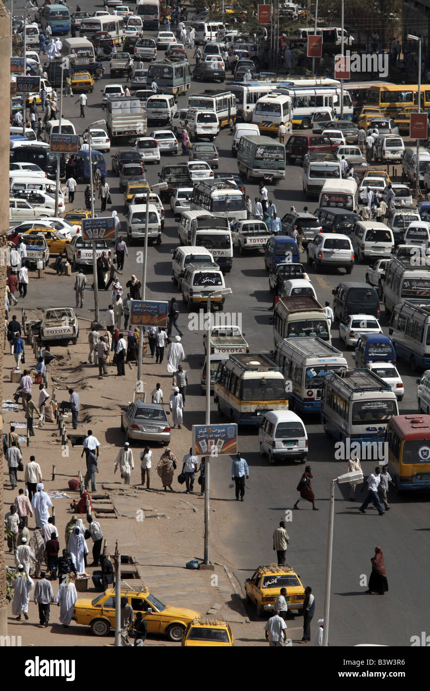 Am frühen Morgen Datenverkehr blockiert Scharia Pascha al Mek, eine Hauptverkehrsstraße im Souq Al-Arabi, Khartoum, Sudan Stockfoto