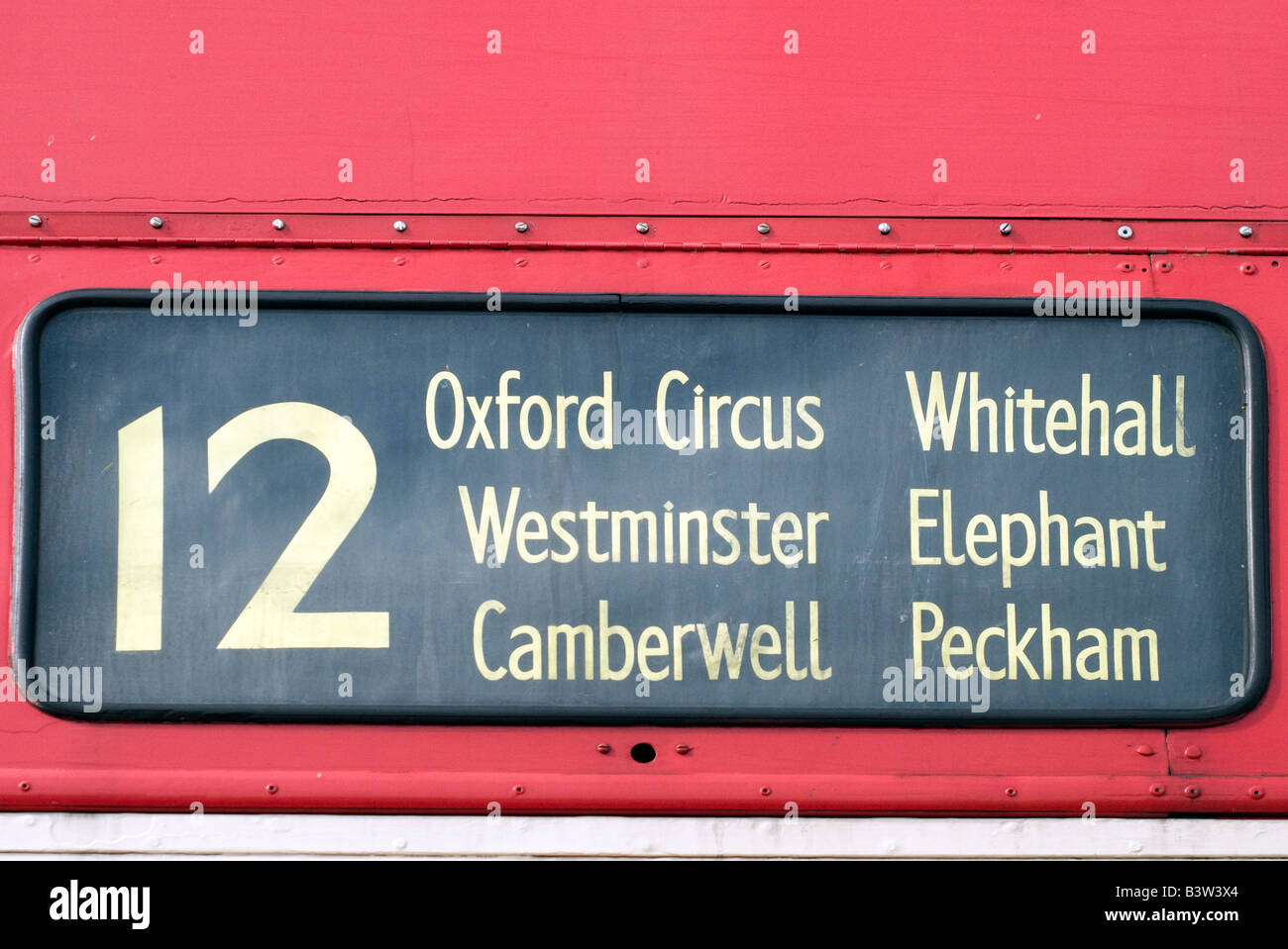 Bestimmungsort-Brett auf eine Nummer 12 rot-London-Bus Stockfoto