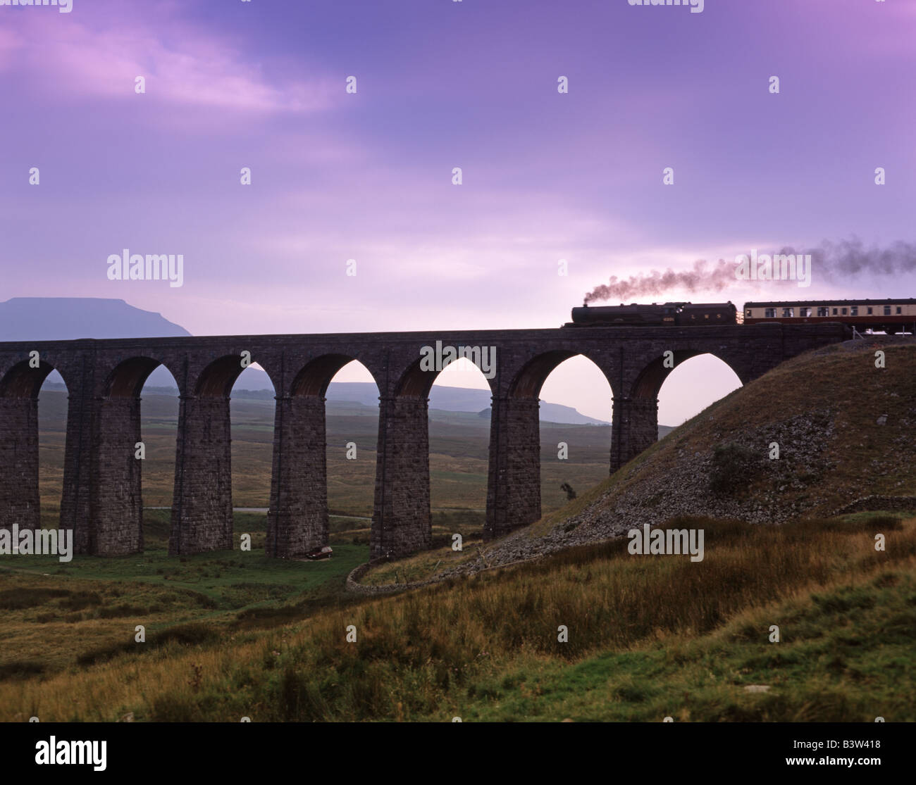 Dampfeisenbahn kreuzt Ribblehead-Viadukt Bahnhof North Yorkshire dales Stockfoto