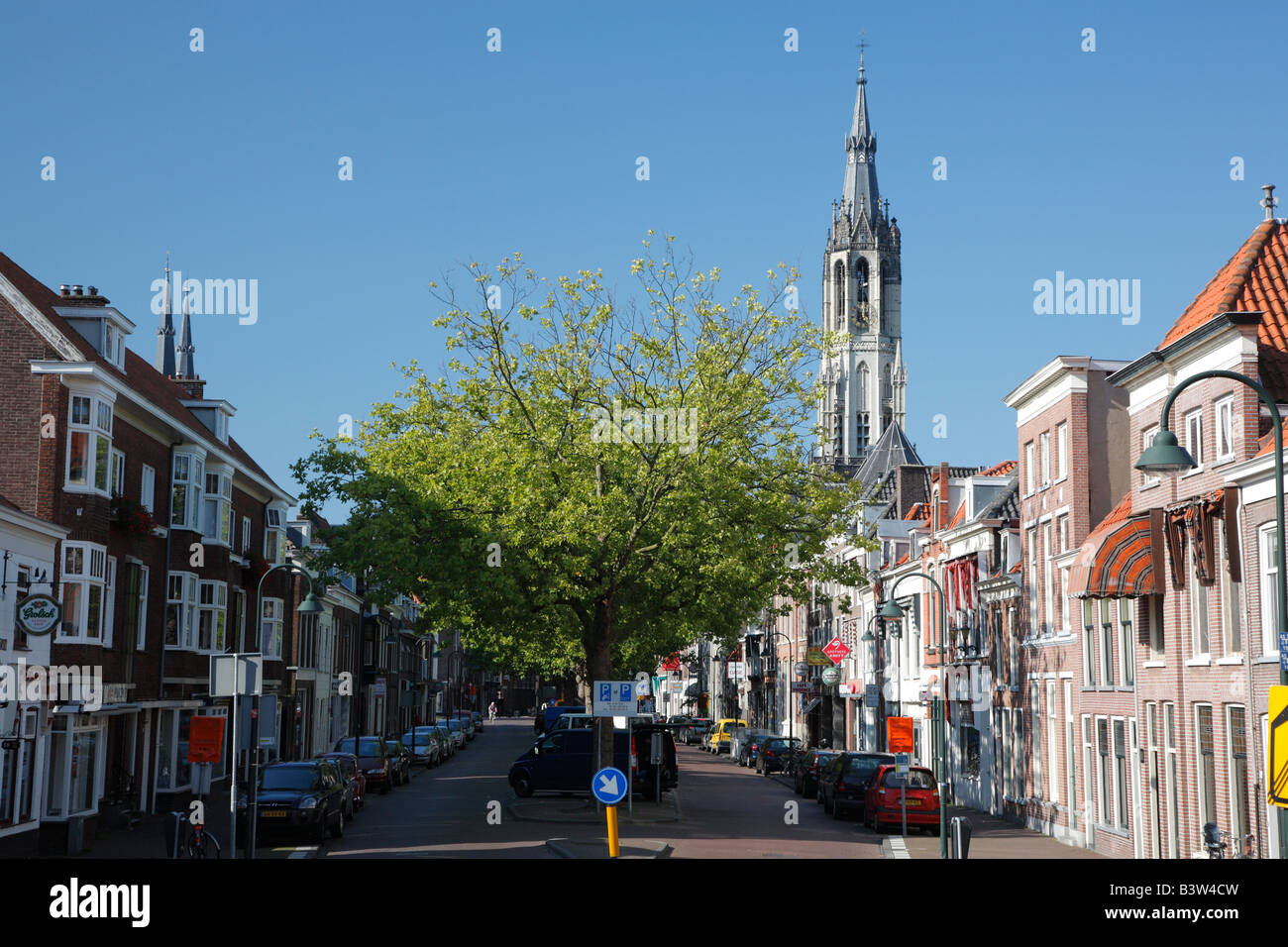 Straße mit Blick auf die Nieuwe Kerk (neue Kirche), Delft, Niederlande Stockfoto