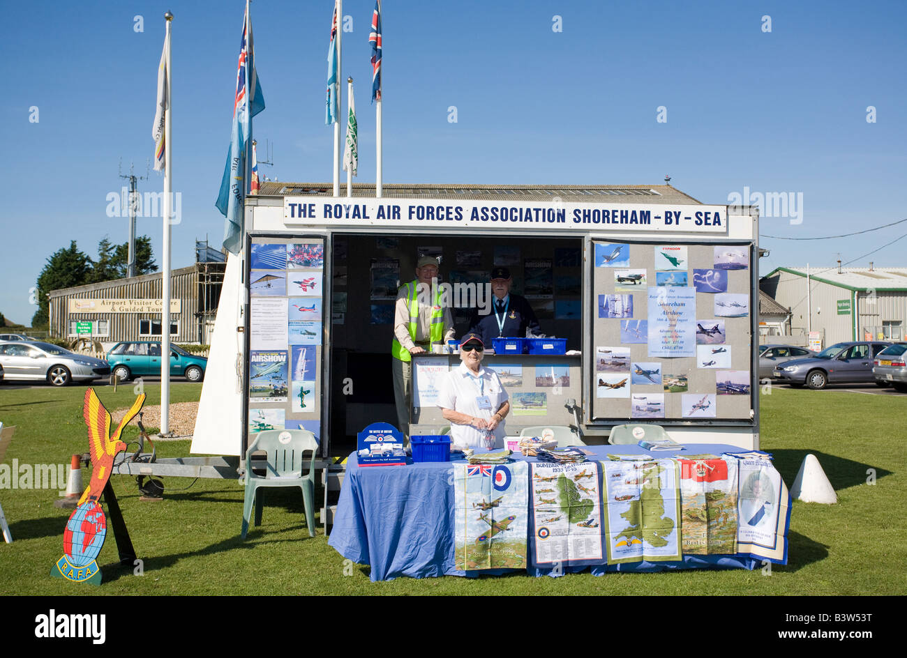 Freiwillige am Spendenstand der Royal Air Forces Association am Shoreham Airport, West Sussex, England, Großbritannien Stockfoto