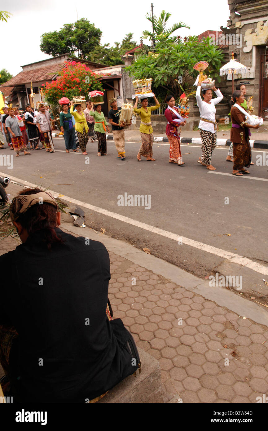 balinesische Damen mit Angebote, Trauerzug, Feuerbestattung Website, Gianyar, Insel Bali, Indonesien Stockfoto