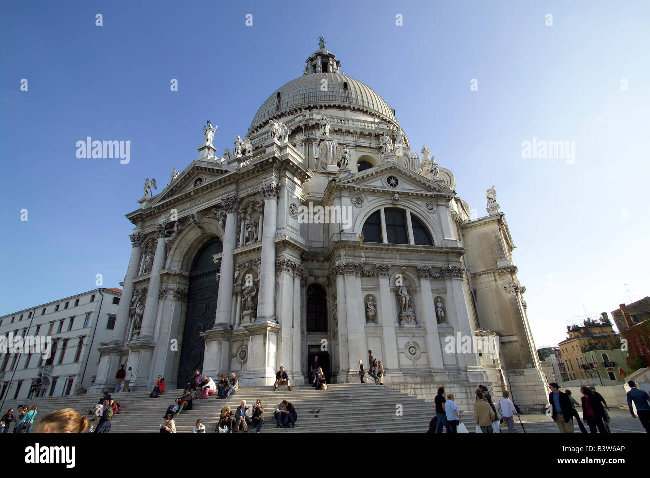 Venedig die St. Maria della Salute Nord und West-Nordwand. Touristen über Vermischung. Stockfoto