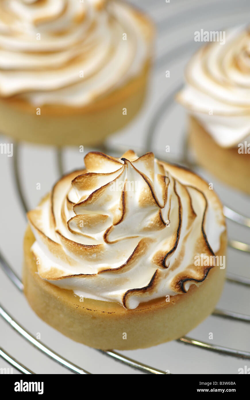 drei Zitronen-Törtchen (Tartes au Citron) mit Baiser-topping Stockfoto
