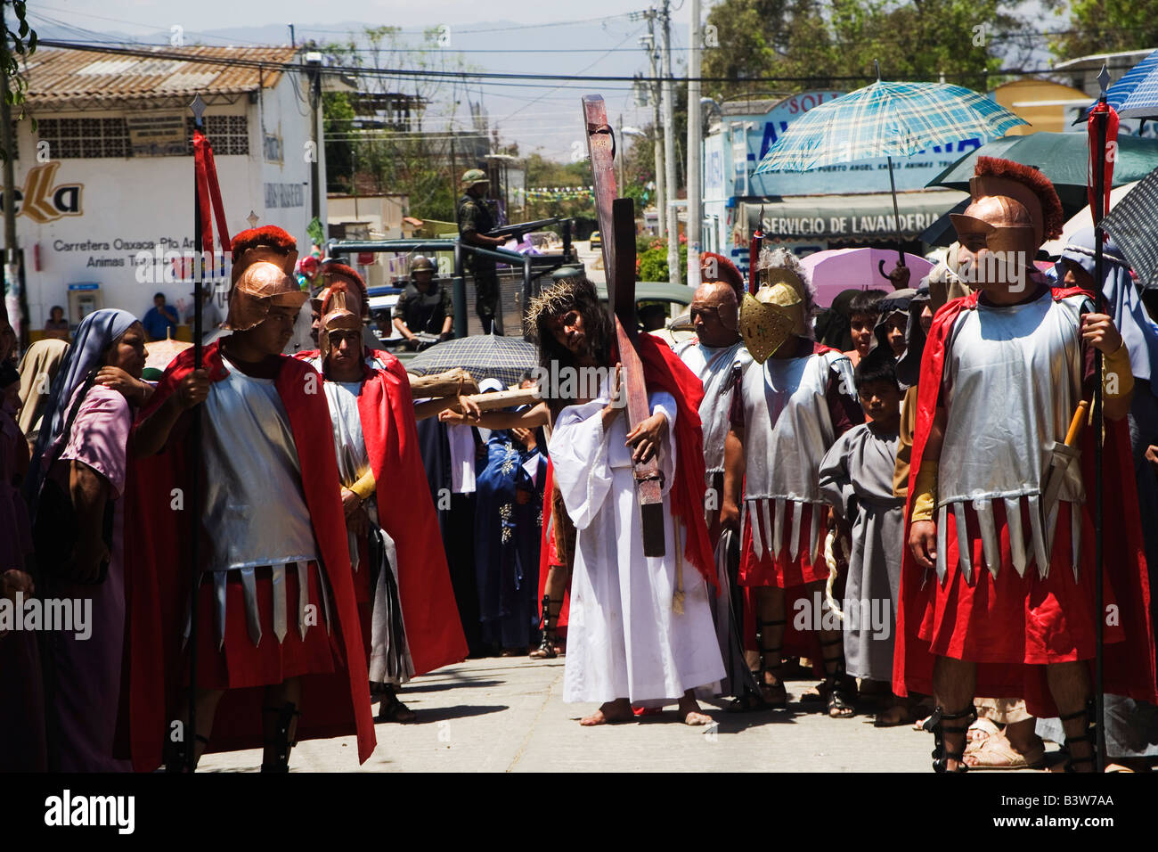 Christus trägt sein Kreuz während Ostern Karfreitags-Prozession in Ocotlan de Morelos, Mexiko Stockfoto