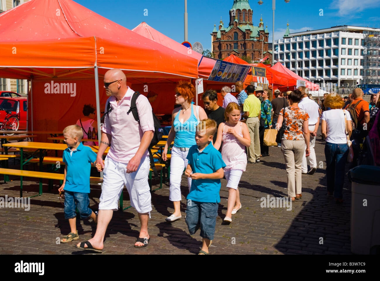 Familie am Marktplatz Kauppatori in Helsinki Finnland Europa Stockfoto