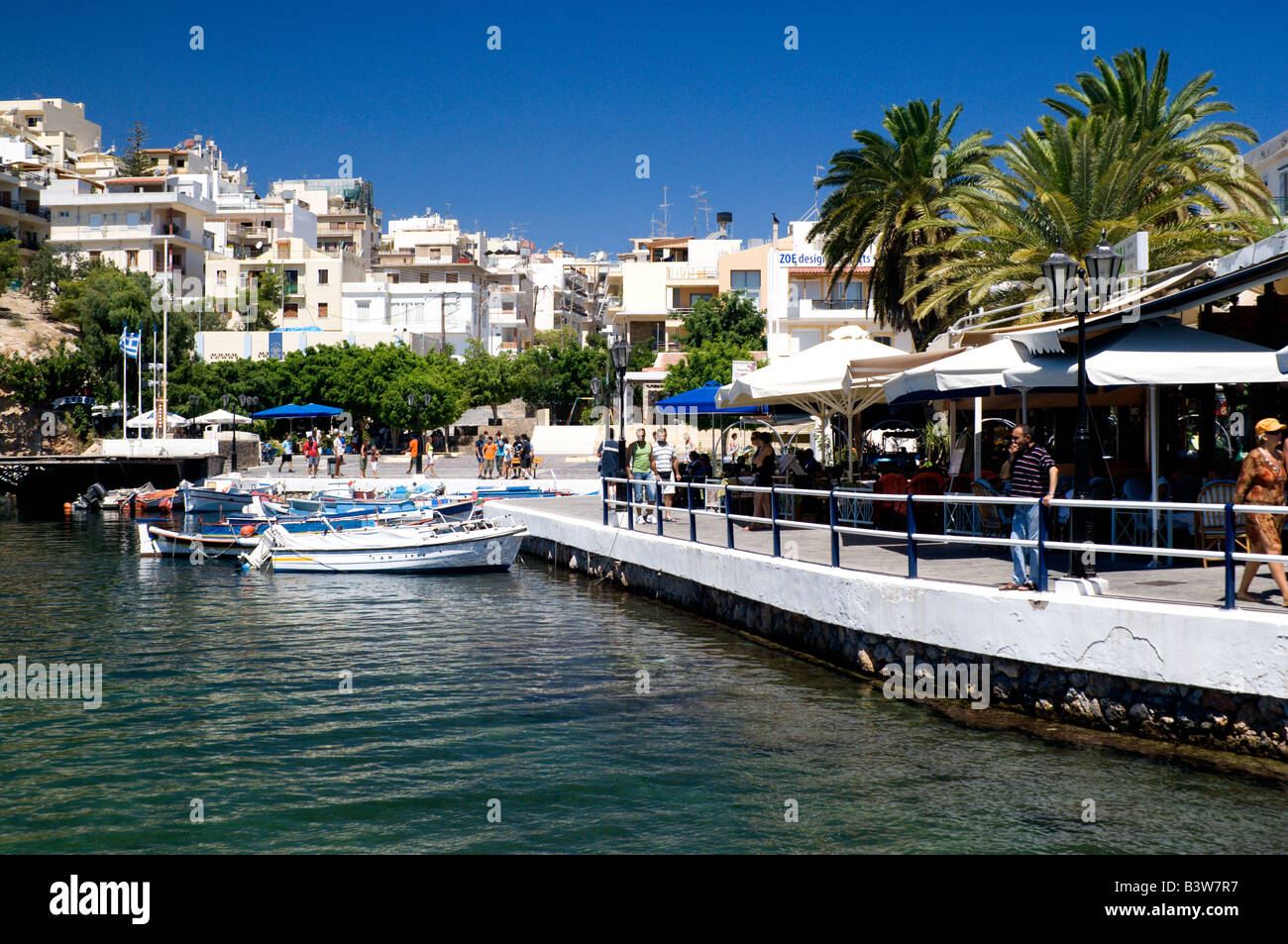 Angeln Boote und Tavernen See Überlieferung Agios Nikolaos Kreta Griechenland Stockfoto