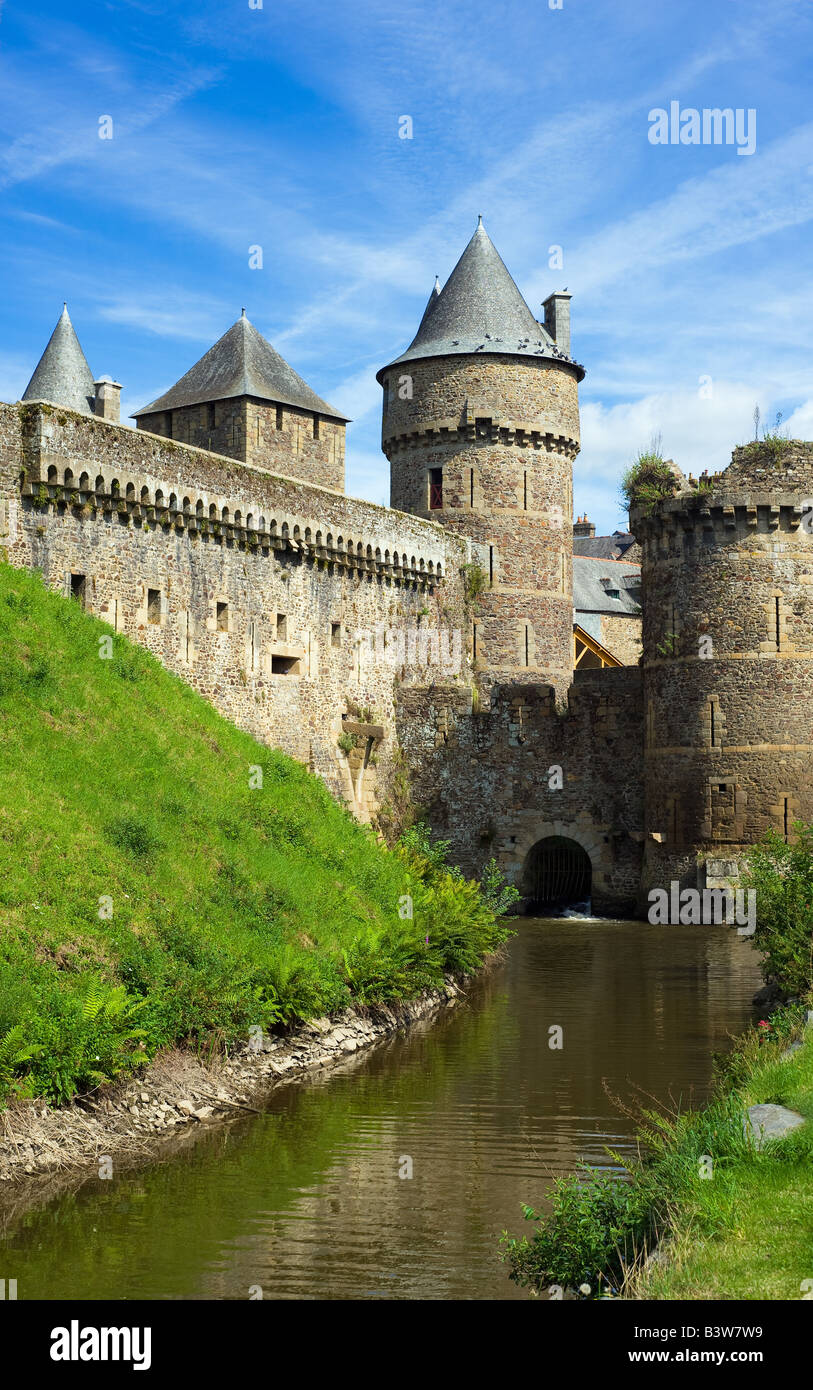 Graben und Mauern der mittelalterlichen Burg 13. Jh. Fougères Brittany France Stockfoto