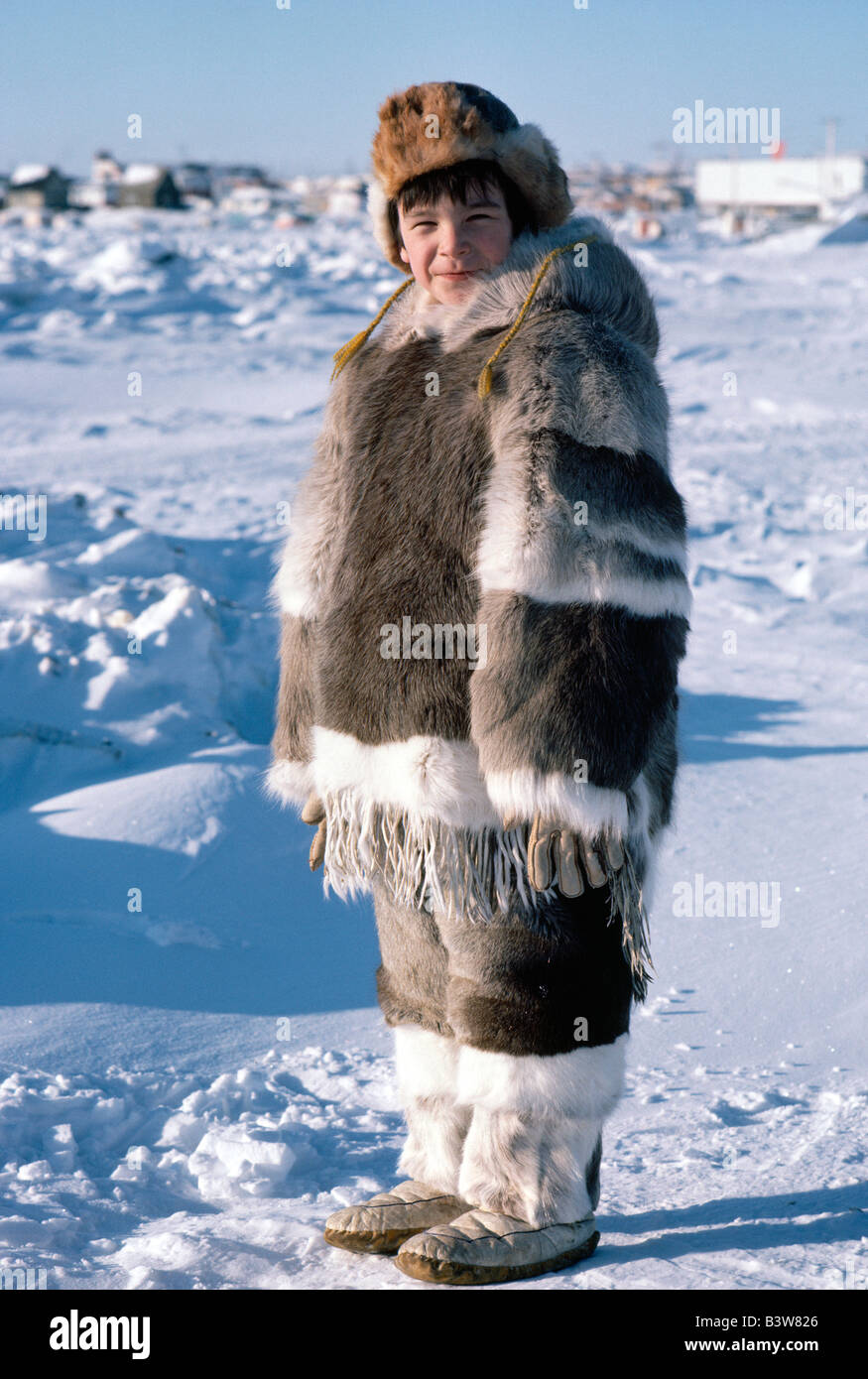 Junge gekleidet in traditionellen Inuit Haut Kleidung, Iqaluit,  Baffininsel, Nunavut, Kanada Stockfotografie - Alamy