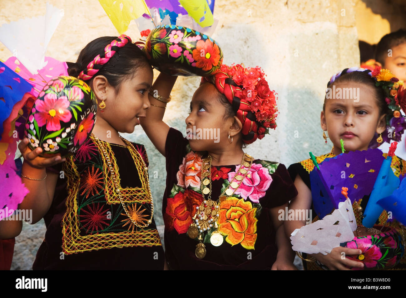 Tehuana Mädchen sind in traditionellen Kostümen während Ostern feiern in Oaxaca, Mexiko, Lateinamerika verkleidet Stockfoto
