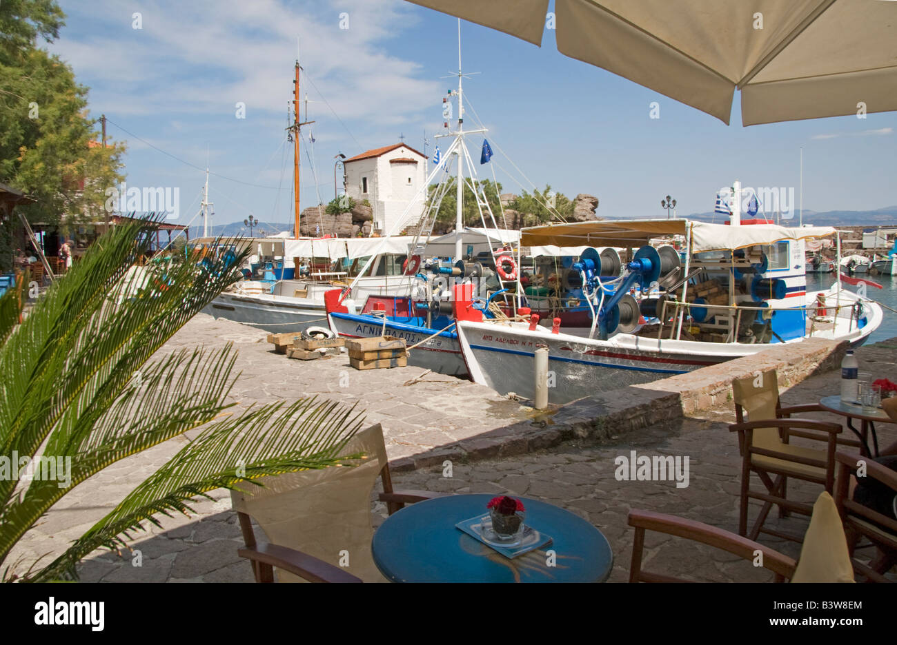 Lesbos Skala Sikaminias Hafen und (Kirche der Panagia Gorgona) Griechenland Stockfoto