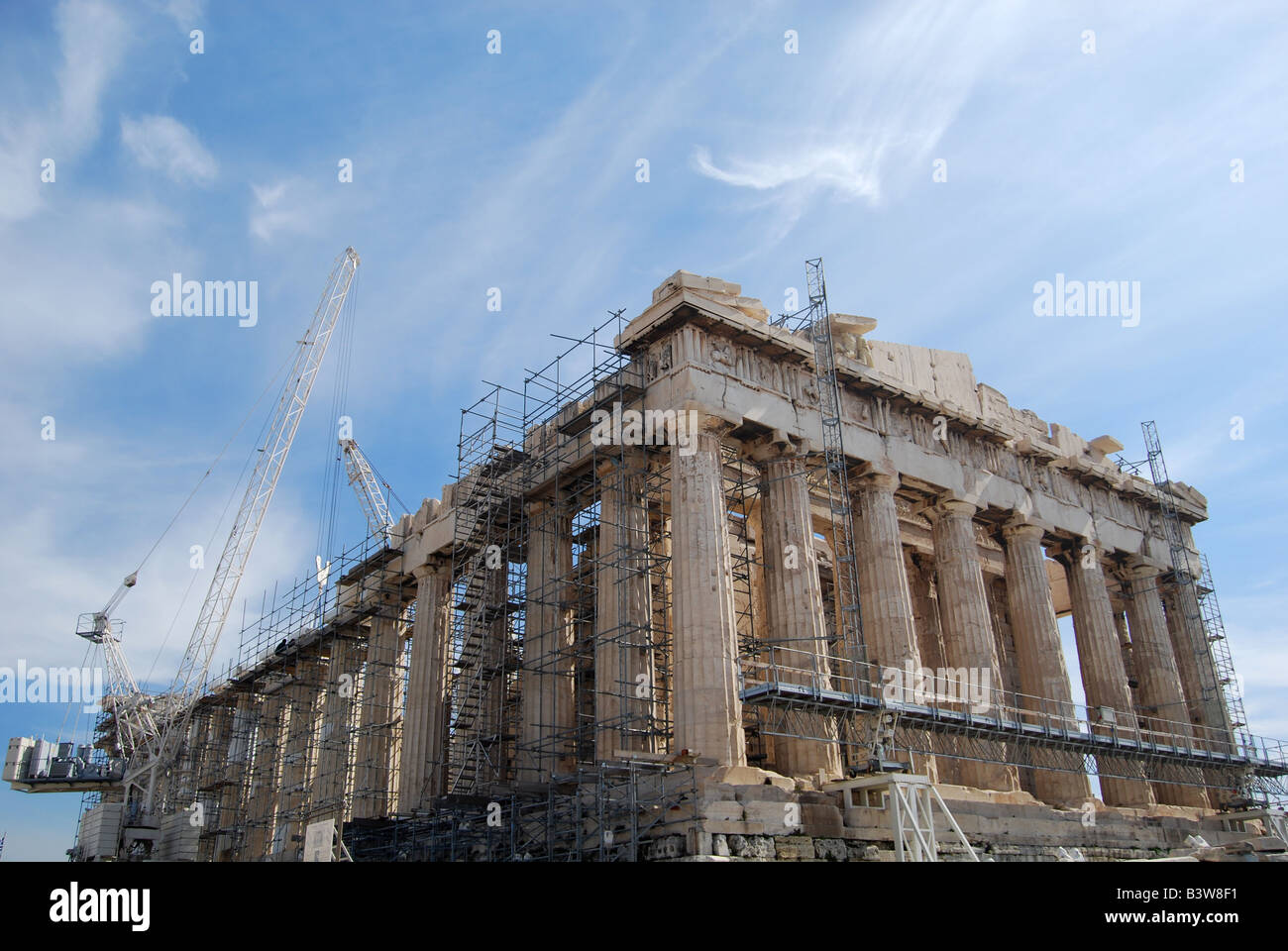 Moderne Baumaschinen rund um den Parthenon in Athen Griechenland Stockfoto