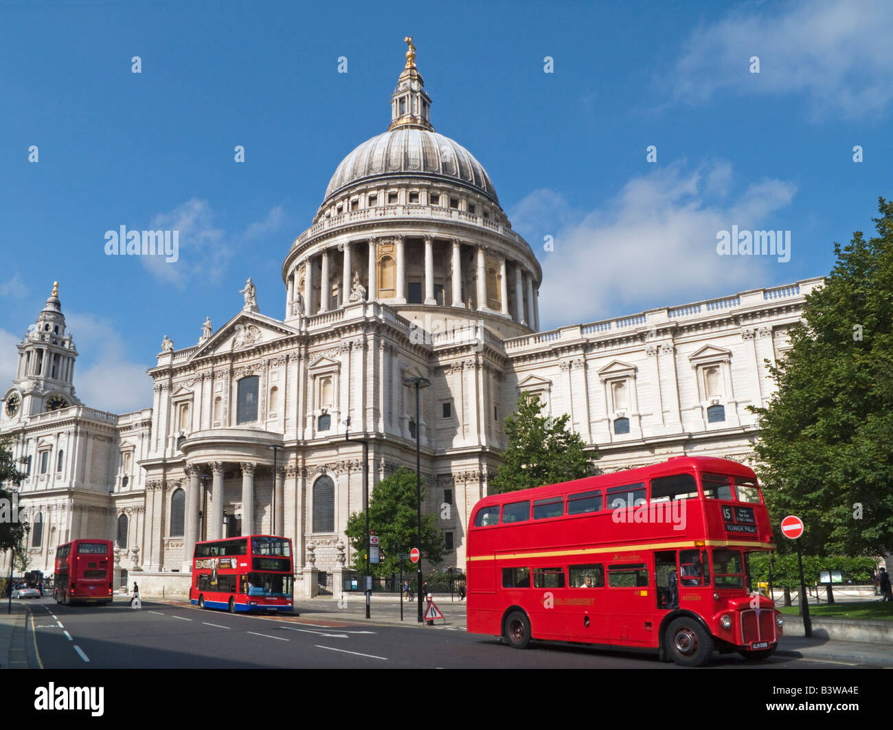 St Pauls Cathedral London UK und Routemaster roten Doppeldecker-Bus Stockfoto