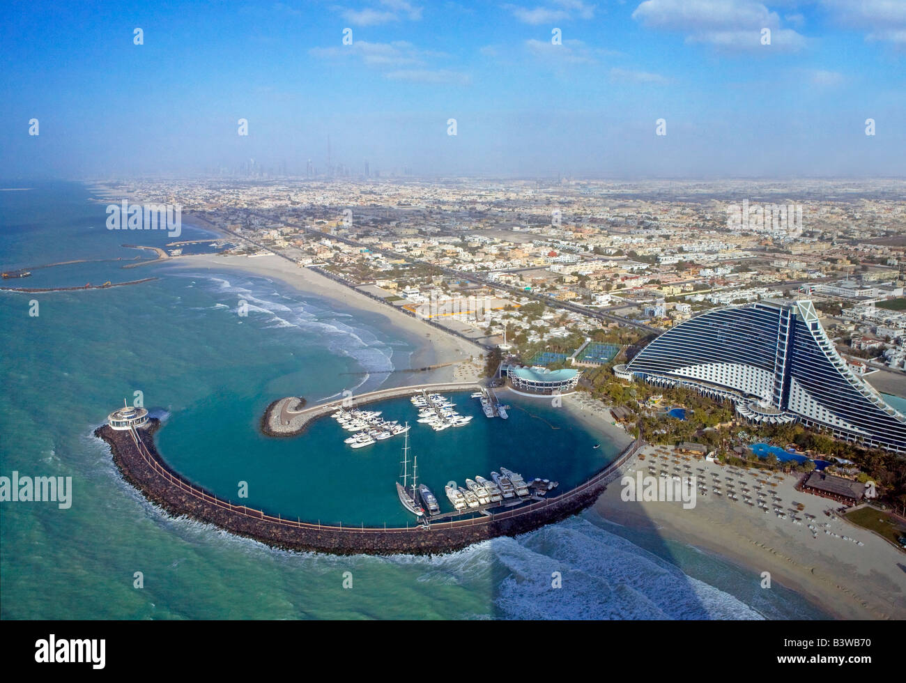 Blick vom Burj Al Arab Hotel Jumeirah Beach Hotel und Sheikh Zayed Road in der Ferne. Dubai, Vereinigte Arabische Emirate. Stockfoto