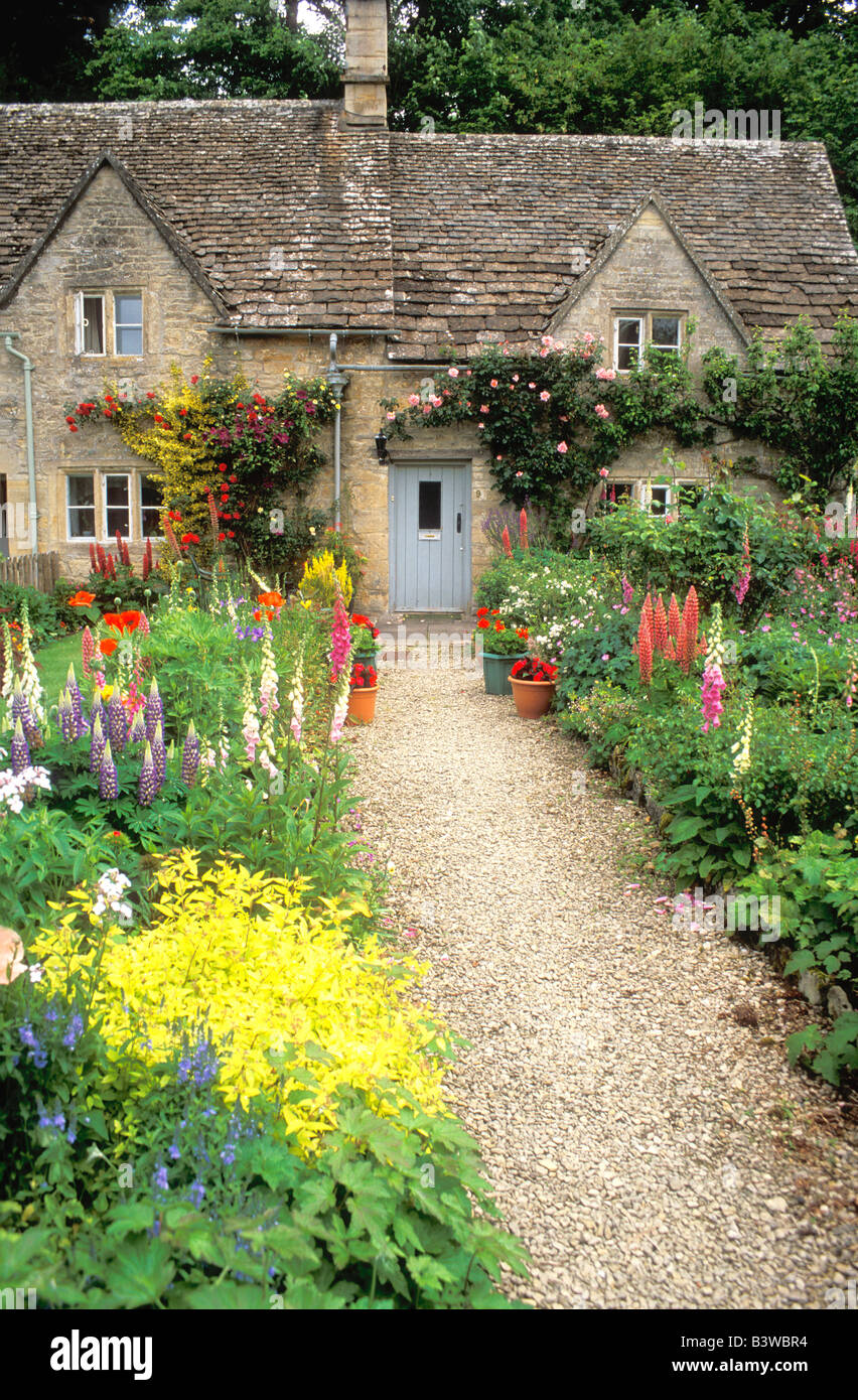 Alte englische Cottage Garten Sommer im alten Dorf von Bibury Cotswolds Gloucestershire Glos England Großbritannien GB UK Stockfoto