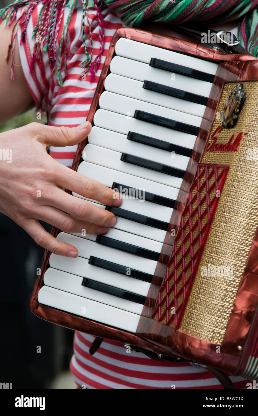 Frau Musiker Straßenmusik im Freien spielen Klavier Akkordeon Squeeze Box, Wales UK Stockfoto