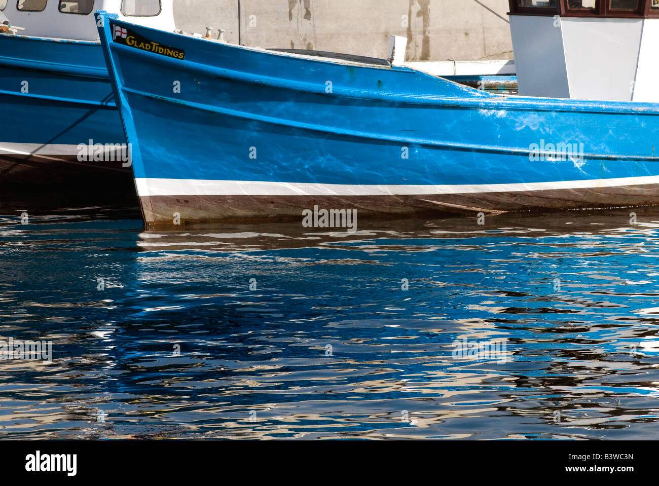 Blaues Boot im Wasser reflektiert Stockfoto