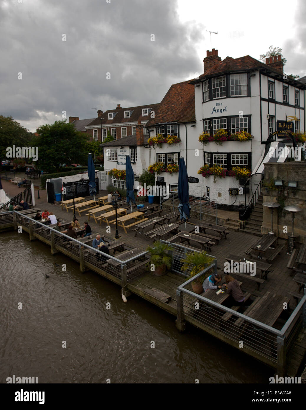 Menschen Essen in einem Pub am Flussufer Stockfoto