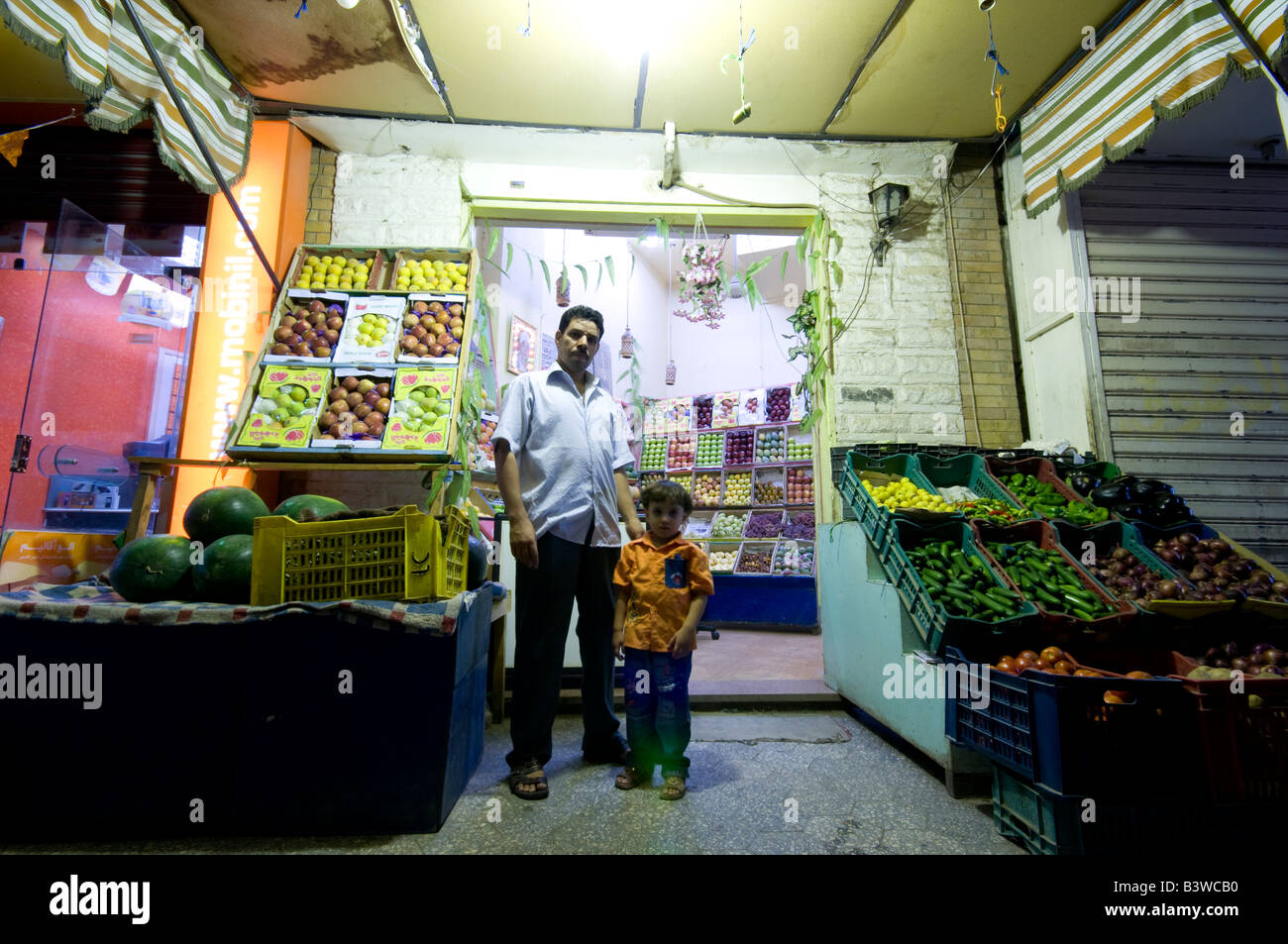 Obst-Verkäufer mit Kind in Hurghada Ägypten Stockfoto