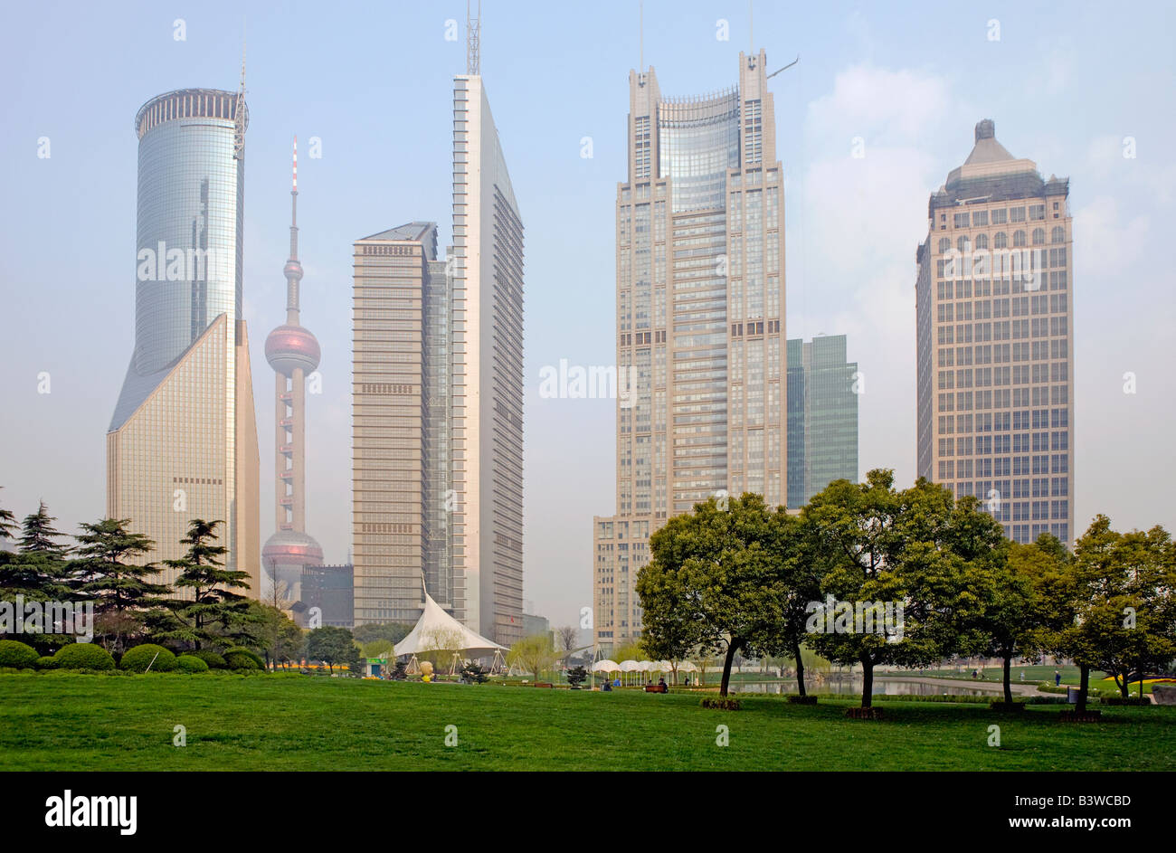 Bankenviertel-Bürogebäude und der Oriental Pearl Tower. Pudong, Shanghai, China. Stockfoto
