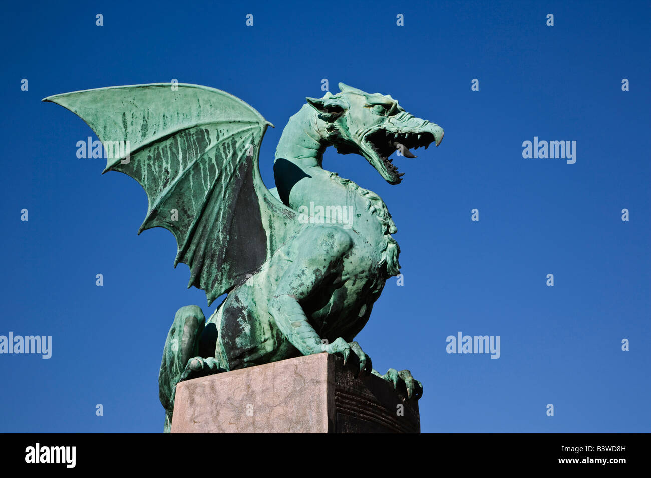 Drachenstatue Blatt Kupfer am Dragon Bridge, Ljubljana, Slovenia, Jugendstil, Jurij Zaninovic Architekten. Stockfoto