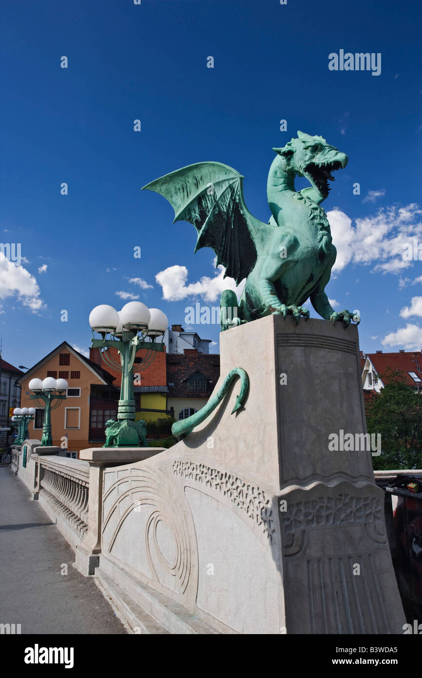 Drachenstatue Blatt Kupfer am Dragon Bridge, Ljubljana, Slovenia, Jugendstil, Jurij Zaninovic Architekten. Stockfoto