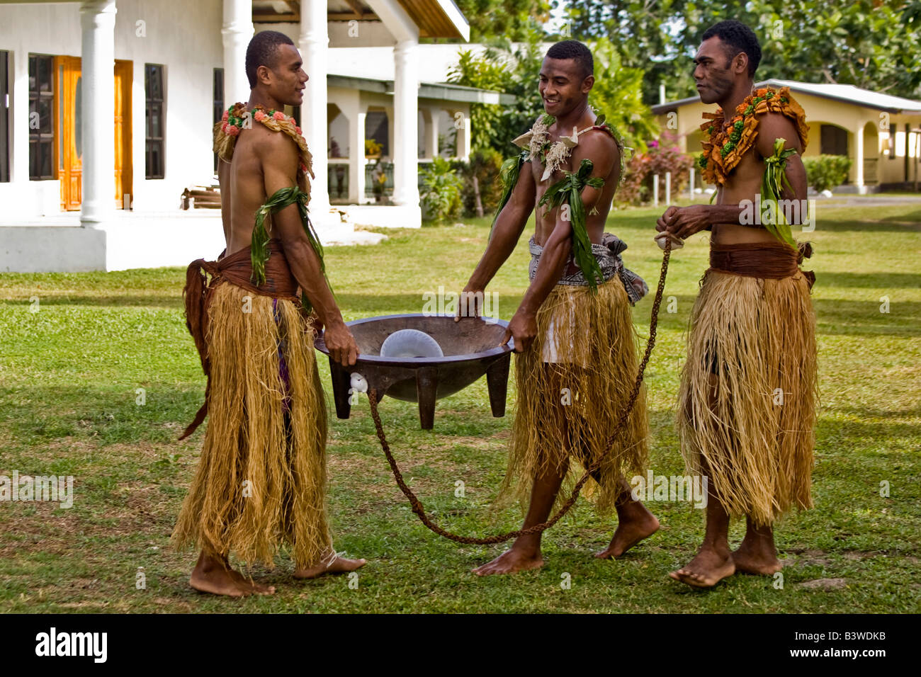 Ozeanien, Viti Levu, Fidschi-Inseln Viseisei. Fidschi drei Männer in Tracht mit einer Kava-Schüssel. Stockfoto