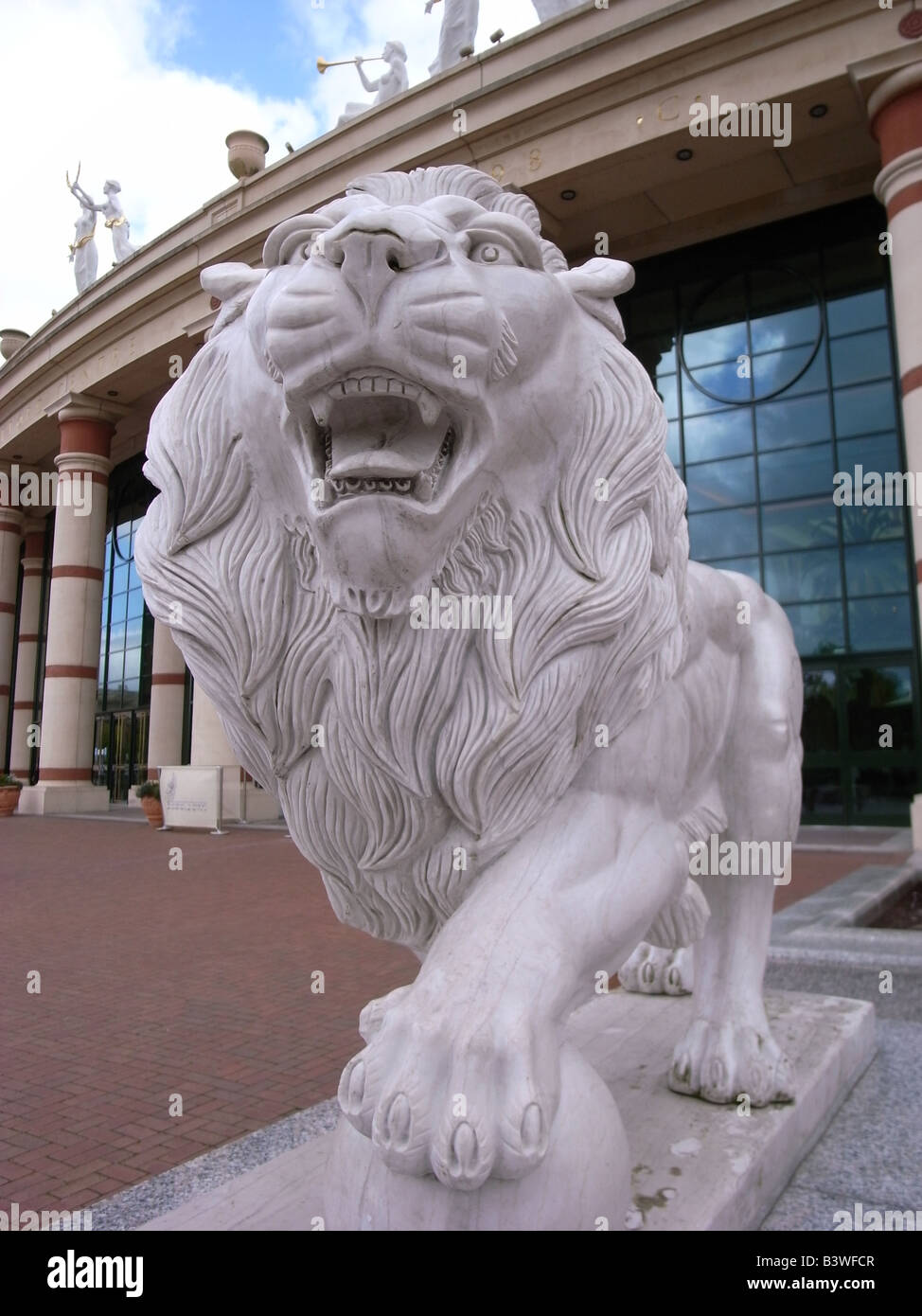 Löwenstatue bewacht Eingang zum Einkaufszentrum, Manchester, England, Vereinigtes Königreich Stockfoto