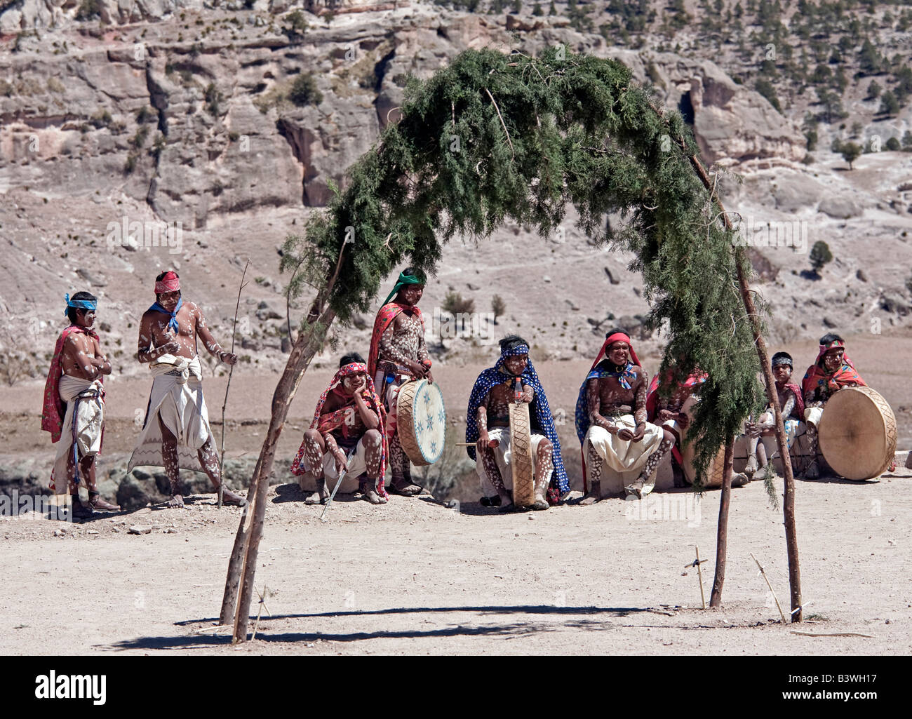 Tehuerichi - Mexiko. Tarahumara-Indianer, die darauf warten, einen Tanz teilnehmen statt feiern Ostern in Tehuerichi Stockfoto