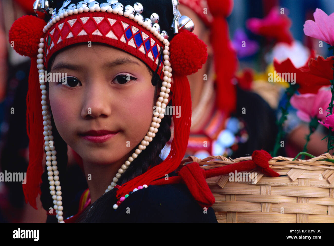 Porträt eines Akha-Stammes-Mädchen tragen eine traditionelle Kopfbedeckung, Chiang Rai, Provinz Chiang Rai, Thailand Stockfoto