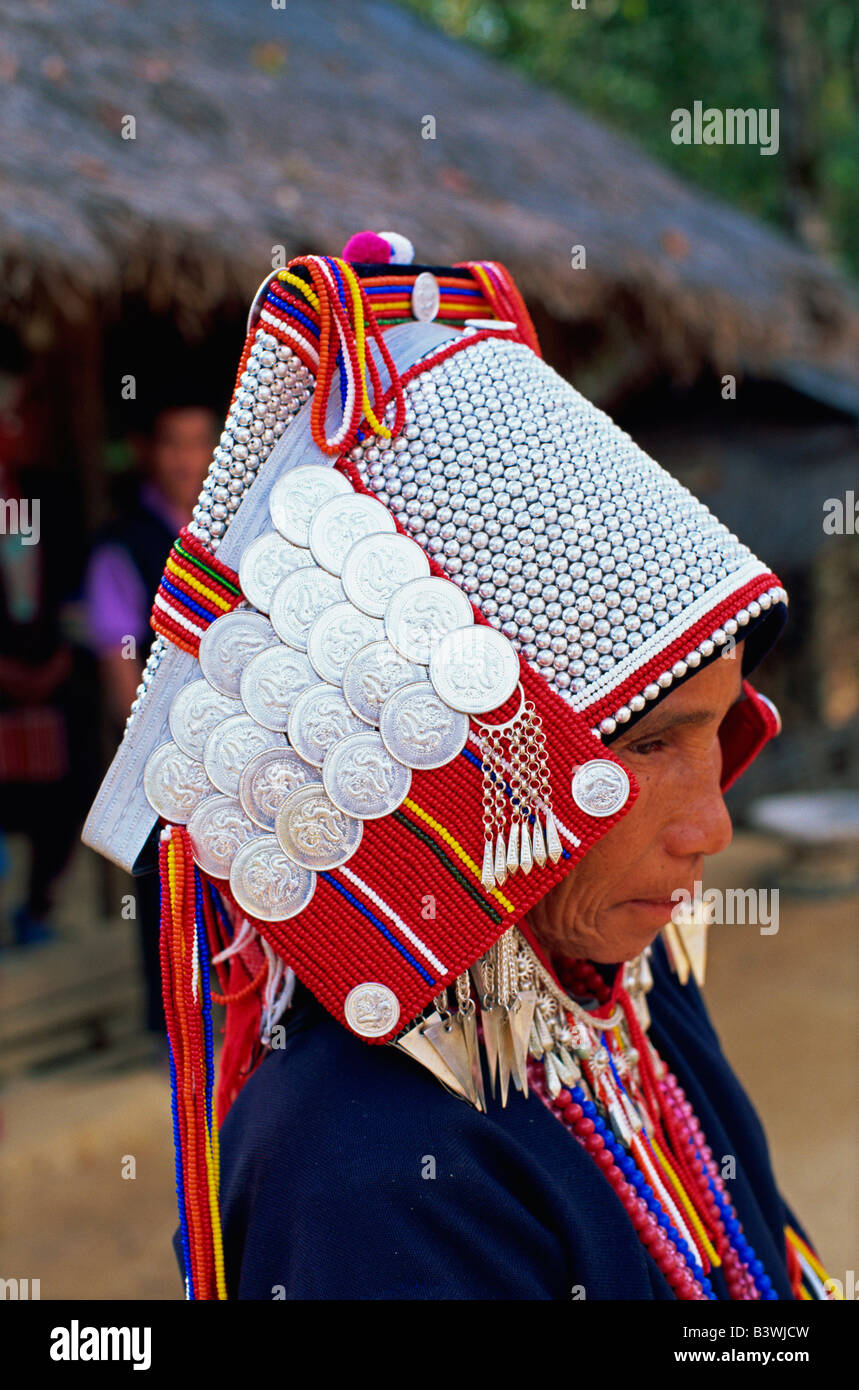 Seitenansicht der Akha tribal Frau trägt einen silbernen Kopfschmuck, Chiang Rai, Provinz Chiang Rai, Thailand Stockfoto