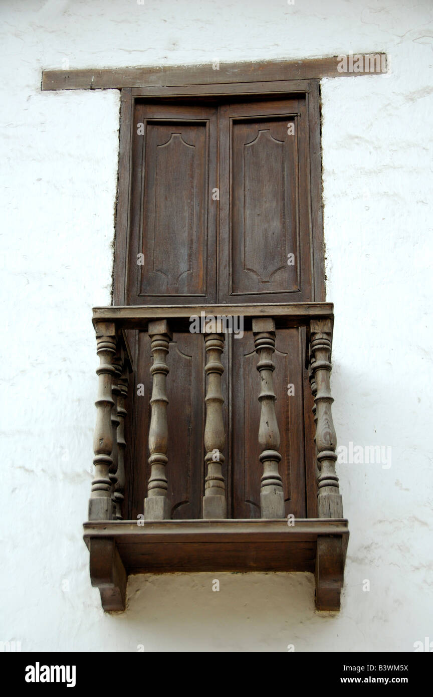 Südamerika, Peru, Lima. Historische Anwesen der Chacra Tres Canas. Typischen spanischen Stil Holzbalkon. Eigentum freigegeben. Stockfoto