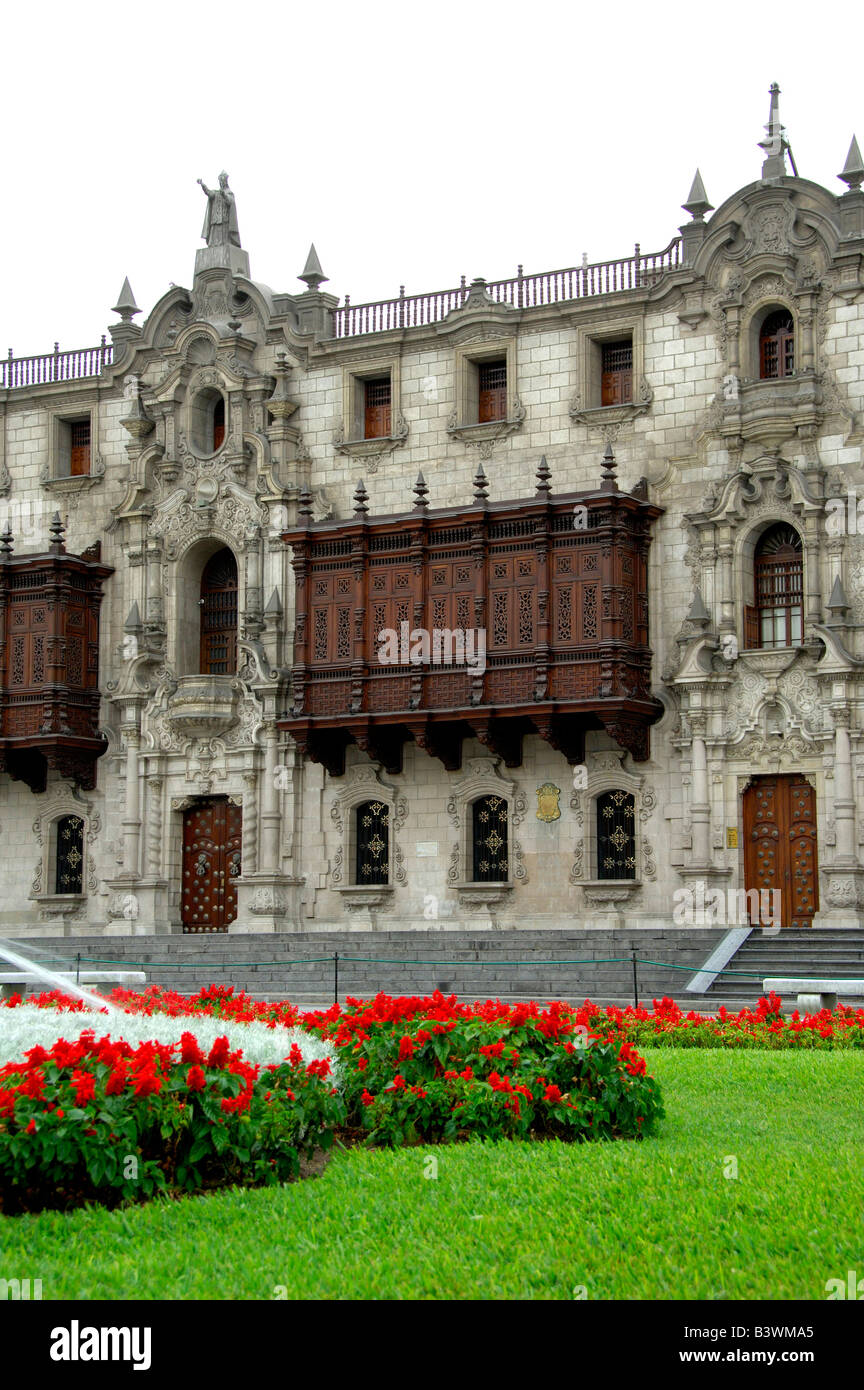 Südamerika, Peru, Lima. Historischen Plaza de Armas (aka Plaza Mayor). Maurischen Stil Holzbalkon der Palast des Erzbischofs. Stockfoto