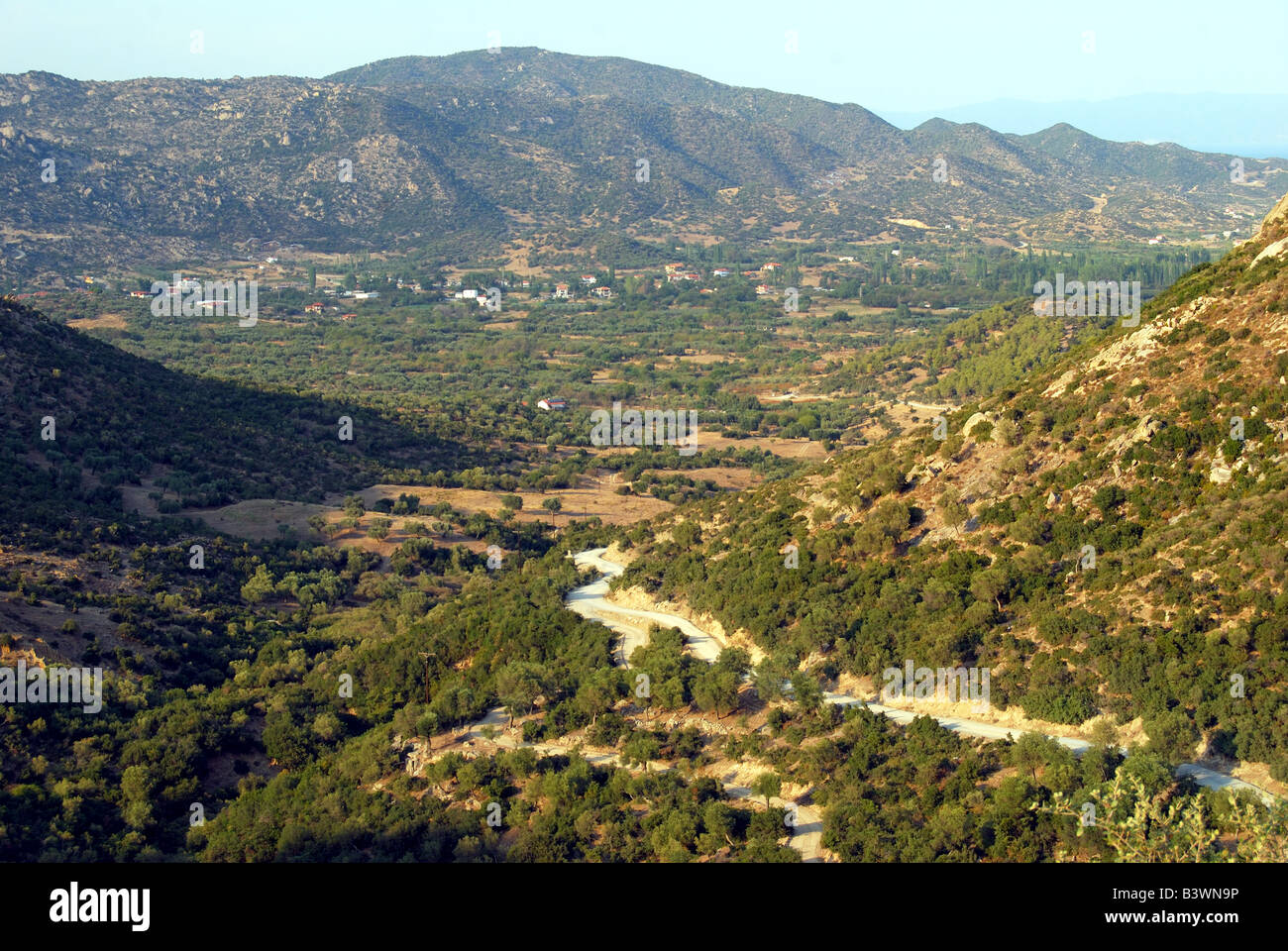 Straße durch bergigen Landesinneren, in der Nähe von Sikia, Halbinsel Sithonia, Chalkidiki, Zentralmakedonien, Griechenland Stockfoto