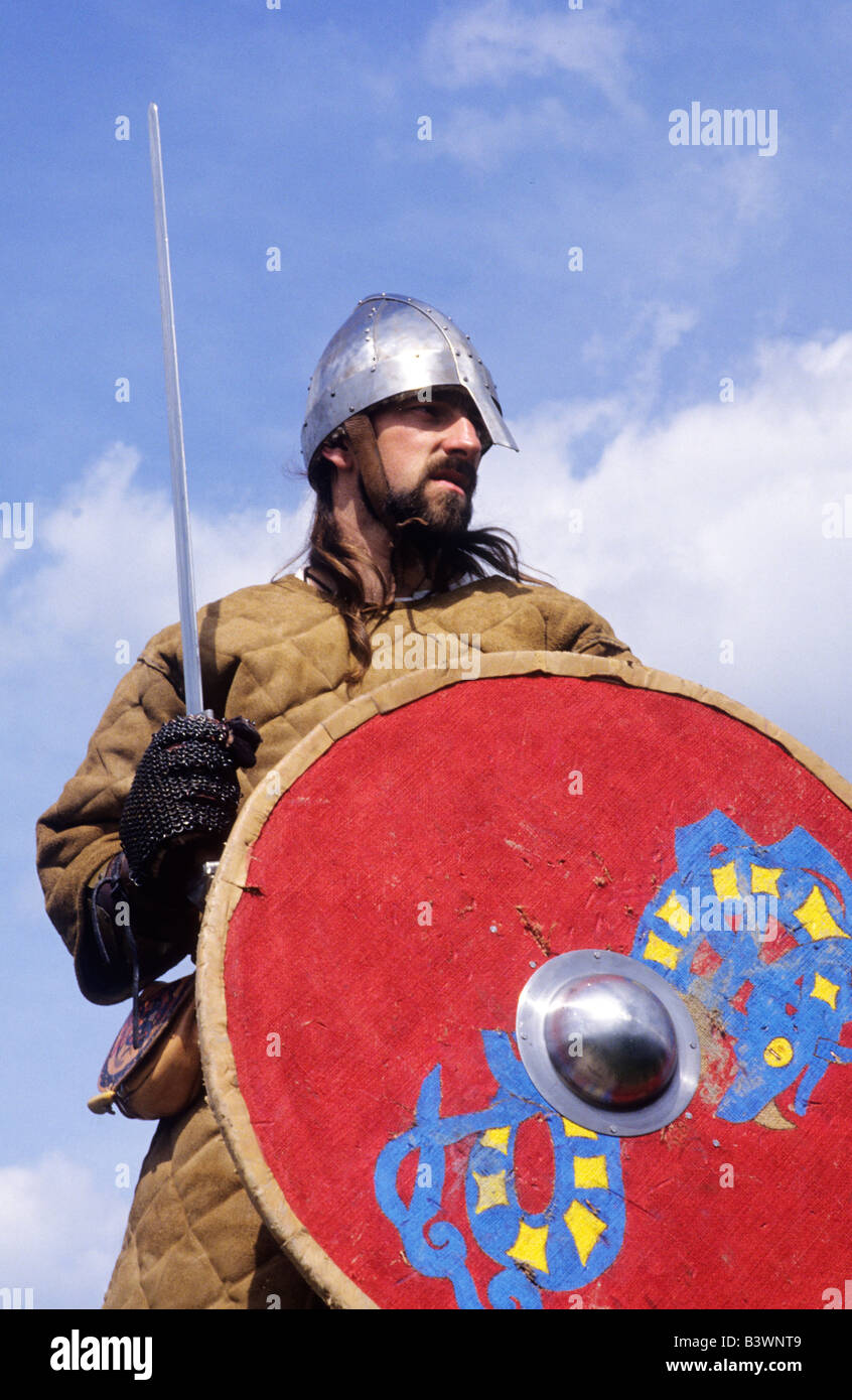 Wikinger Wikinger sächsische Krieger Schlacht von Hastings Reenactment bewaffneter Soldat Schwert Schild Waffen Waffe Waffen Helm Stockfoto