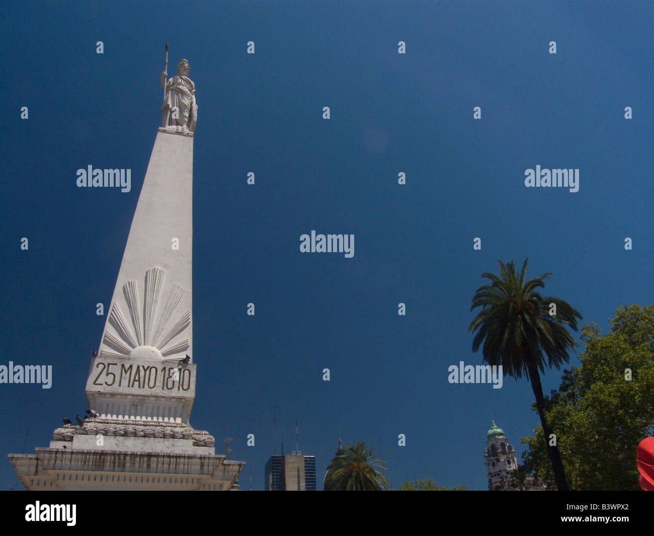 Niedrigen Winkel Ansicht eines Denkmals, Piramide de Mayo, Plaza de Mayo, Buenos Aires, Argentinien Stockfoto