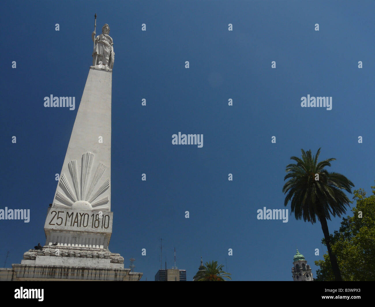 Niedrigen Winkel Ansicht eines Denkmals, Piramide de Mayo, Plaza de Mayo, Buenos Aires, Argentinien Stockfoto
