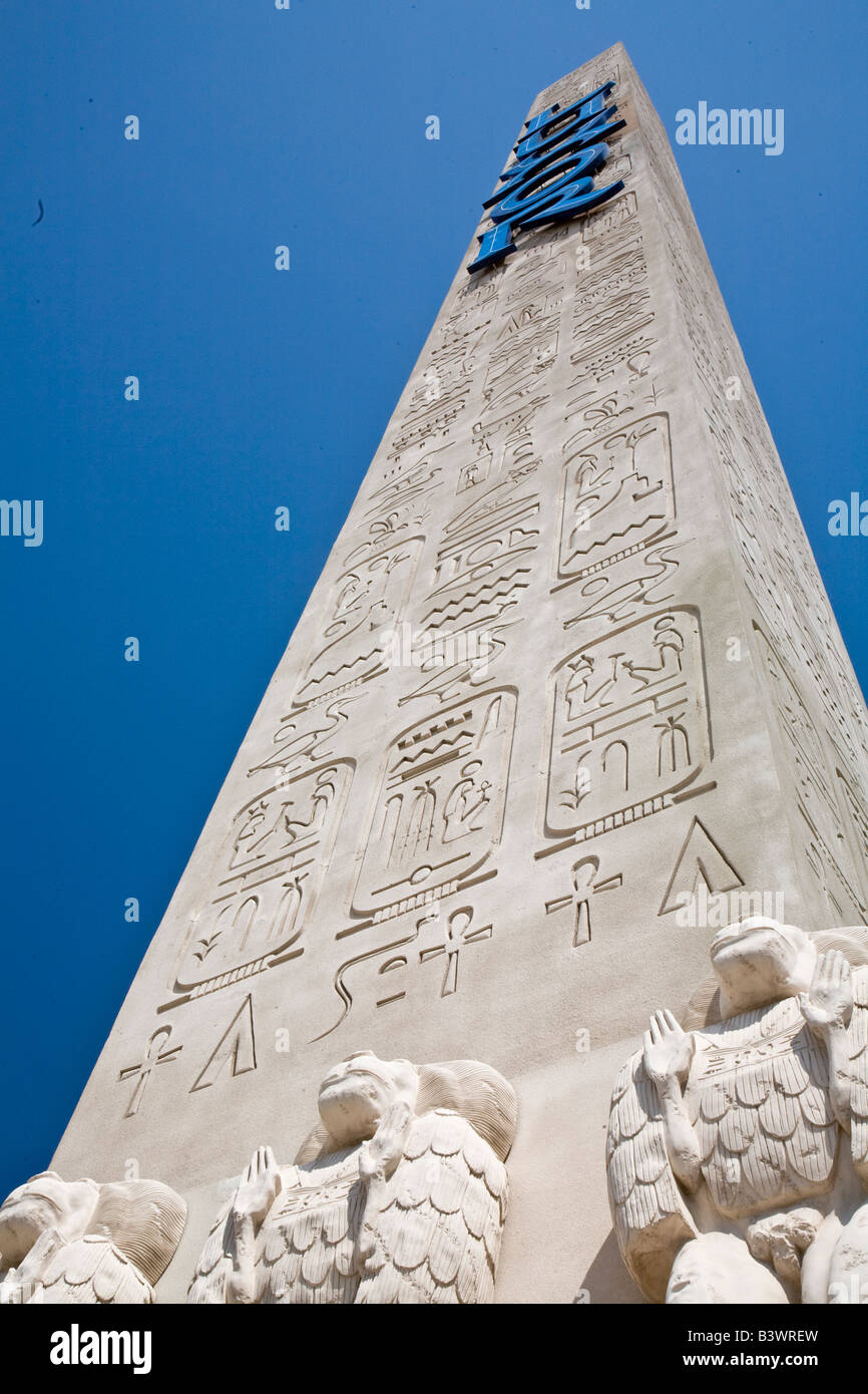 Der Obelisk steht vor der ägyptischen inspiriert Luxor Hotel and Casino in Las Vegas Nevada Stockfoto